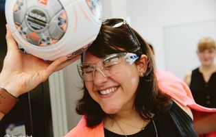 Chemikerin mit Fußball