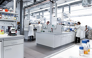 Laboratory-with-people