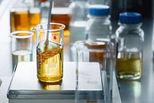 In the FUCHS laboratories, tailor-made cutting fluids are developed for almost all processes or applications. Cutting fluid in laboratory.
