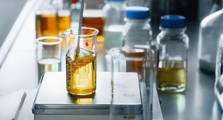 The materials used in the medical sector pose great demands on a cutting fluid. Special demands are made on material compatibility, foaming, high-pressure stability and lubricity. FUCHS' high quality lubricants in a laboratory vessel
